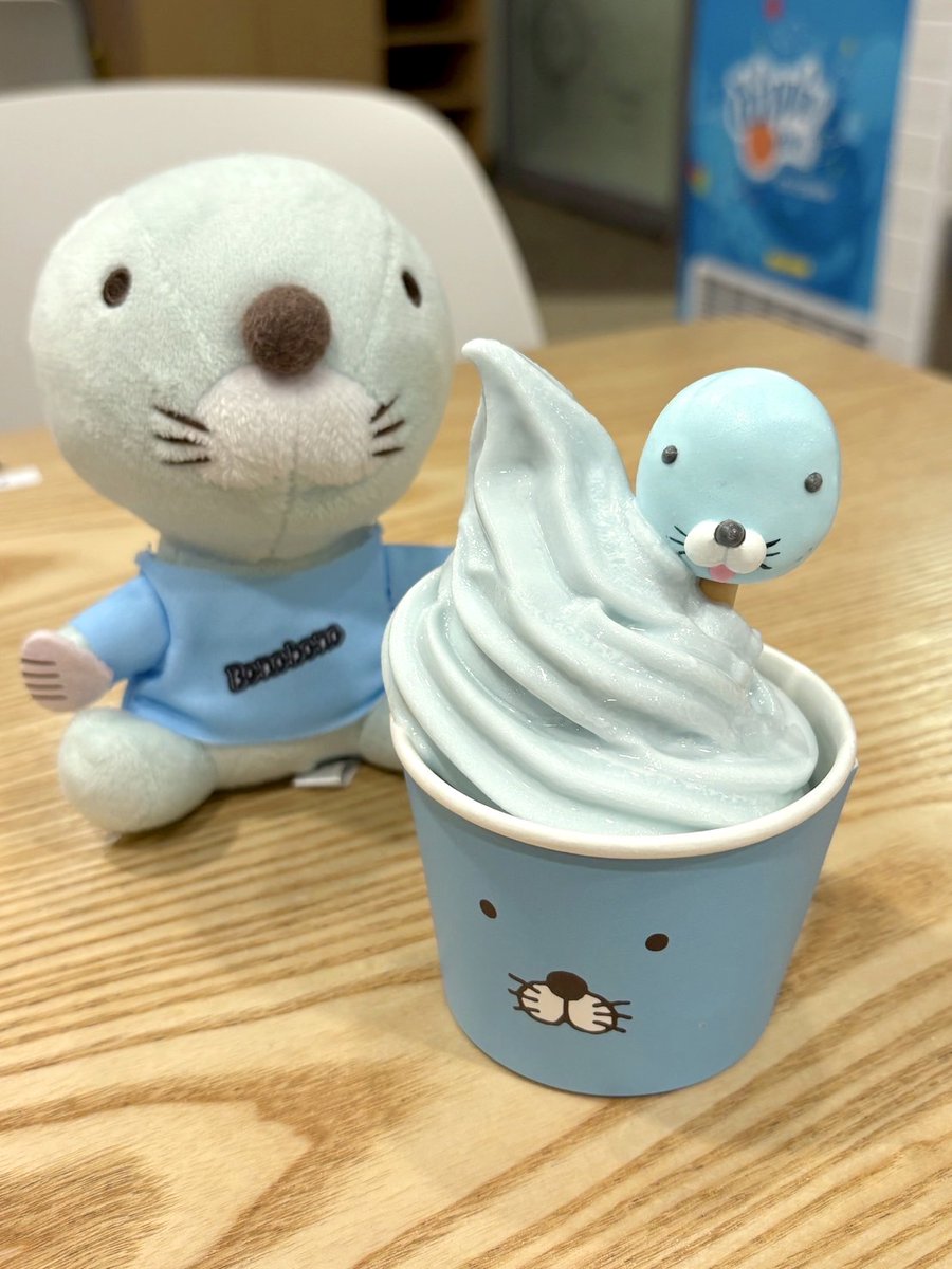 staffbonobono's tweet photo. ここでも登場！オリジナルのカップに入ったぼのぼのソフトクリーム🍦
メレンゲスティックつき✨

ぼのぼのフェイスなので食べるの勿体無いです…😫
[M]
#ぼの旅　#ロッテワールド https://t.co/WV8DSnQJqm