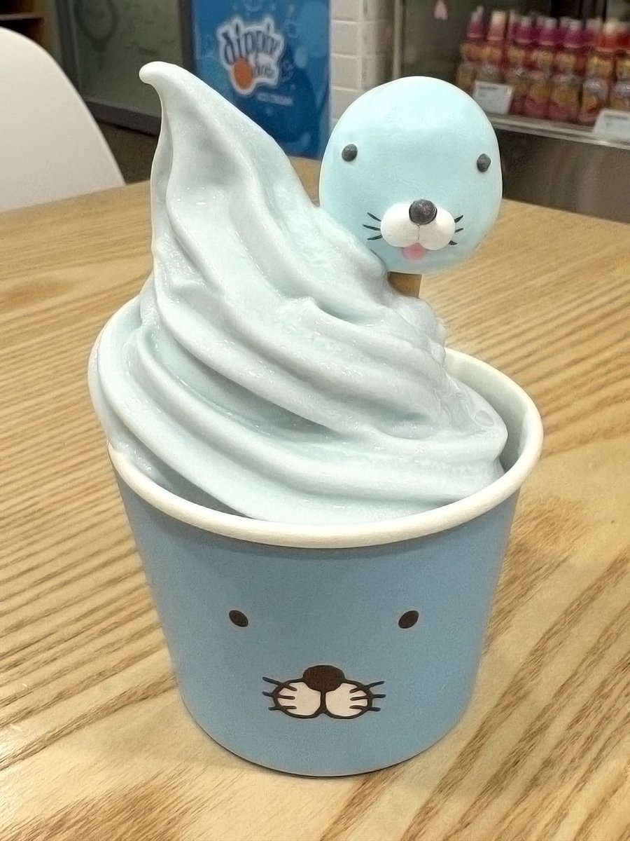 ここでも登場！オリジナルのカップに入ったぼのぼのソフトクリーム🍦
メレンゲスティックつき✨

ぼのぼのフェイスなので食べるの勿体無いです…😫
[M]
#ぼの旅　#ロッテワールド