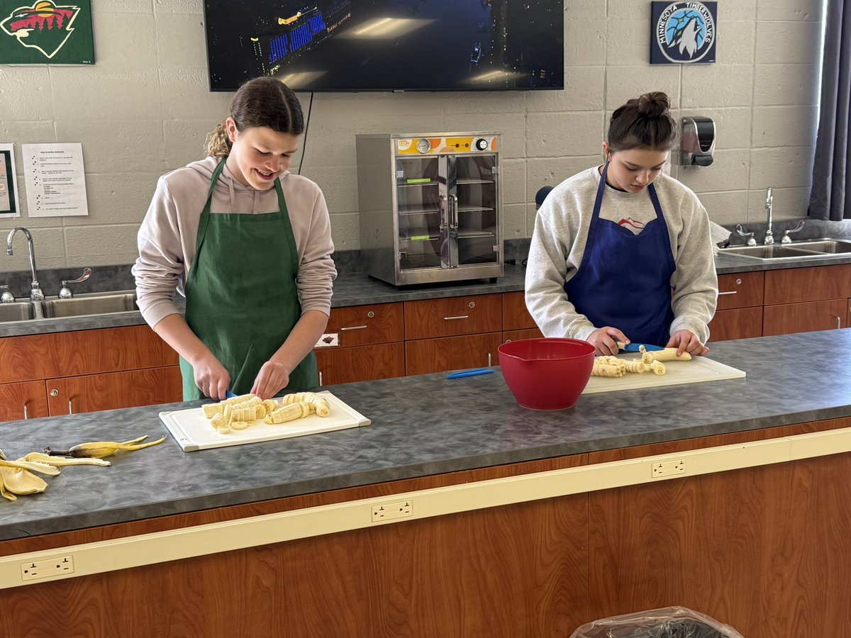 BizMathGuy's tweet image. Business Math 6 - kicked off the quarter with a sweet start!
In our first lab, we sharpened our measuring skills while whipping up Banana Chocolate Chip Muffins — definitely a BGR favorite! @ByronMSBears @ByronBears #BizMathGuy