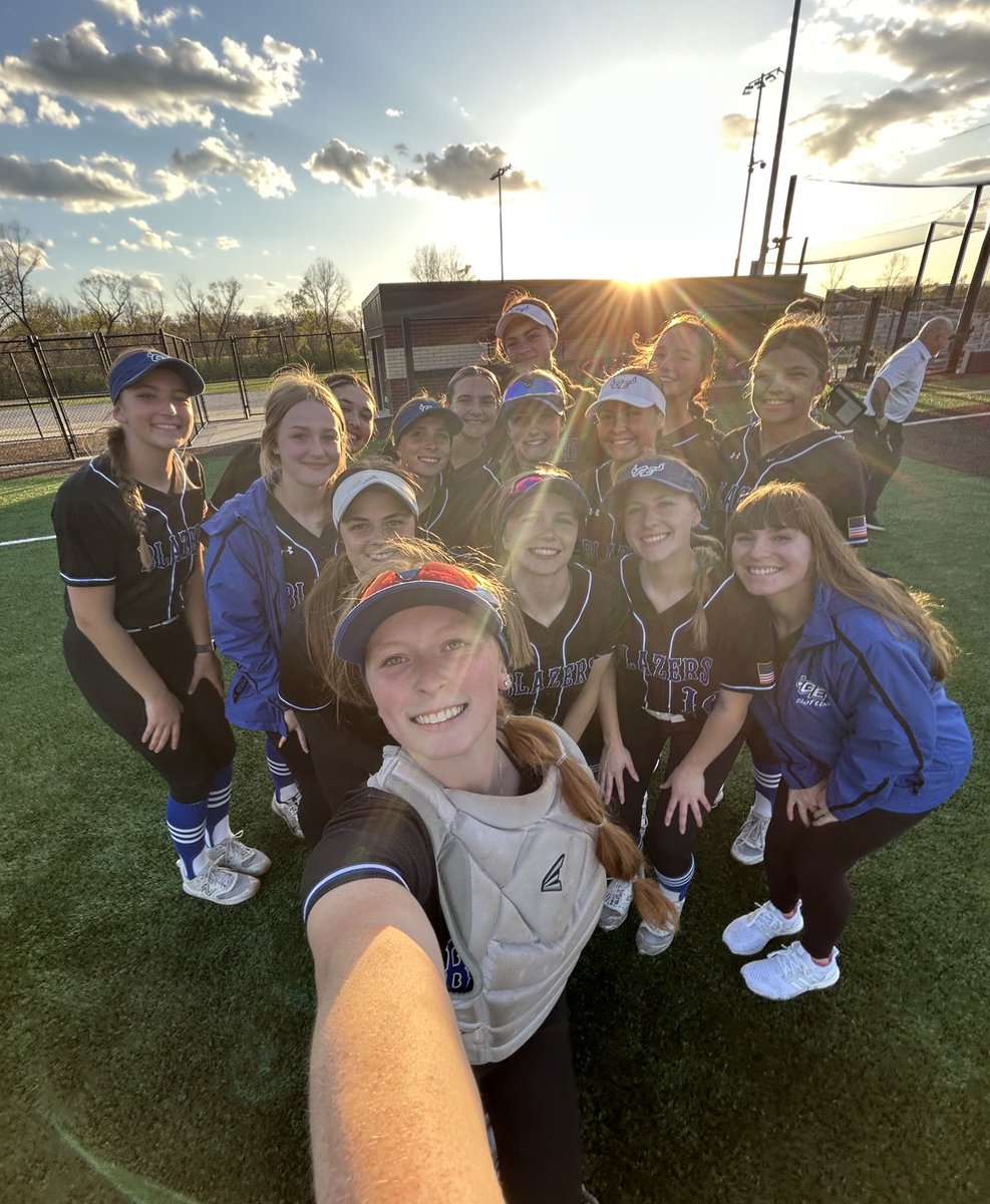 GardnerSoftball's tweet image. Varsity Blazers win!   8-3 over Mill Valley. You are glowing!  #funtowatch  #takeflight 🤘🥎