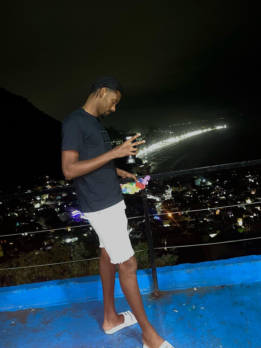 MatheusDaPosse's tweet photo. De rolê pelo Vidigal ✌🏾 https://t.co/Eia5glvpmN