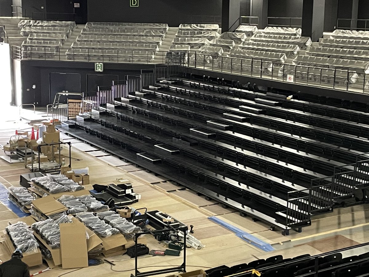 スポーツ観戦などでご利用いただいている1F可動席の設置作業中。
手動から電動に変更となる為、1Fの座席が新しくなります！
新しい照明の取付けも行っていますが、照明については後日お伝えする予定です♪

＃ゼビオアリーナ仙台 ＃改修工事 ＃多目的アリーナ ＃アリーナ ＃アイスリンク ＃国際規格