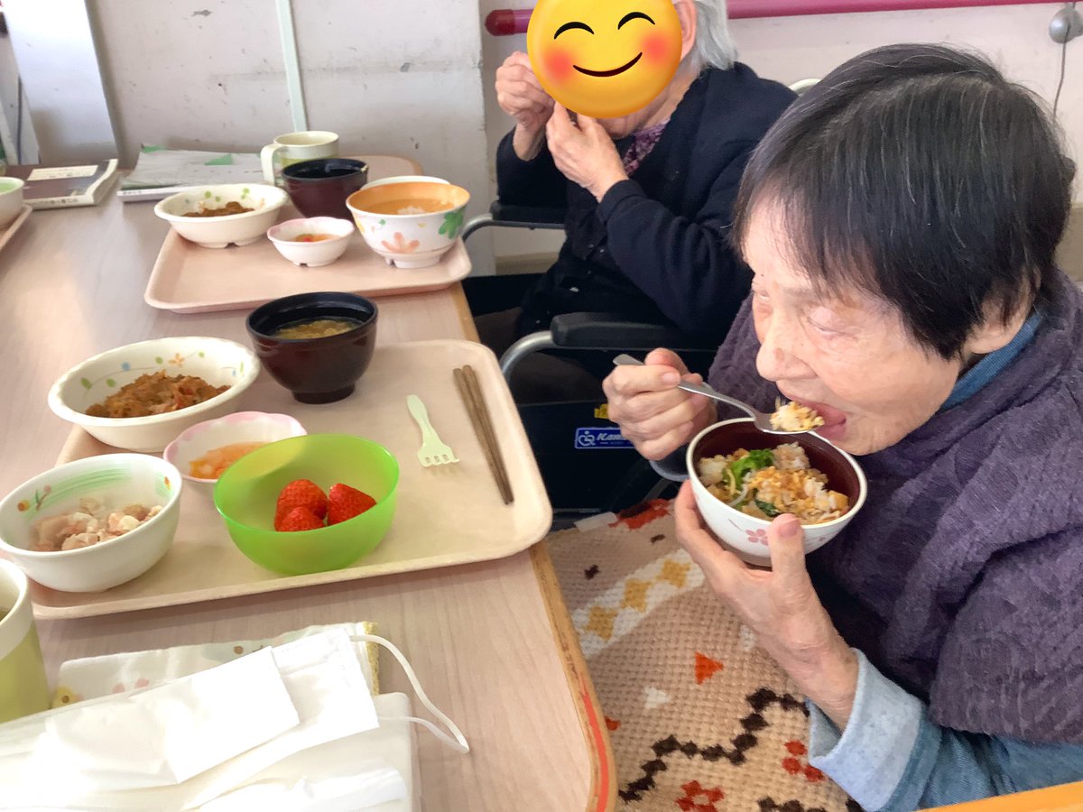 suikeinosato's tweet photo. 本日ご家族様との面会にて頂いた物を早速召し上がられておられました😋🥄
ぬいぐるみはよく見える場所に置かせていただきます🐼💕

#多少棟 https://t.co/0yQGHhhCws