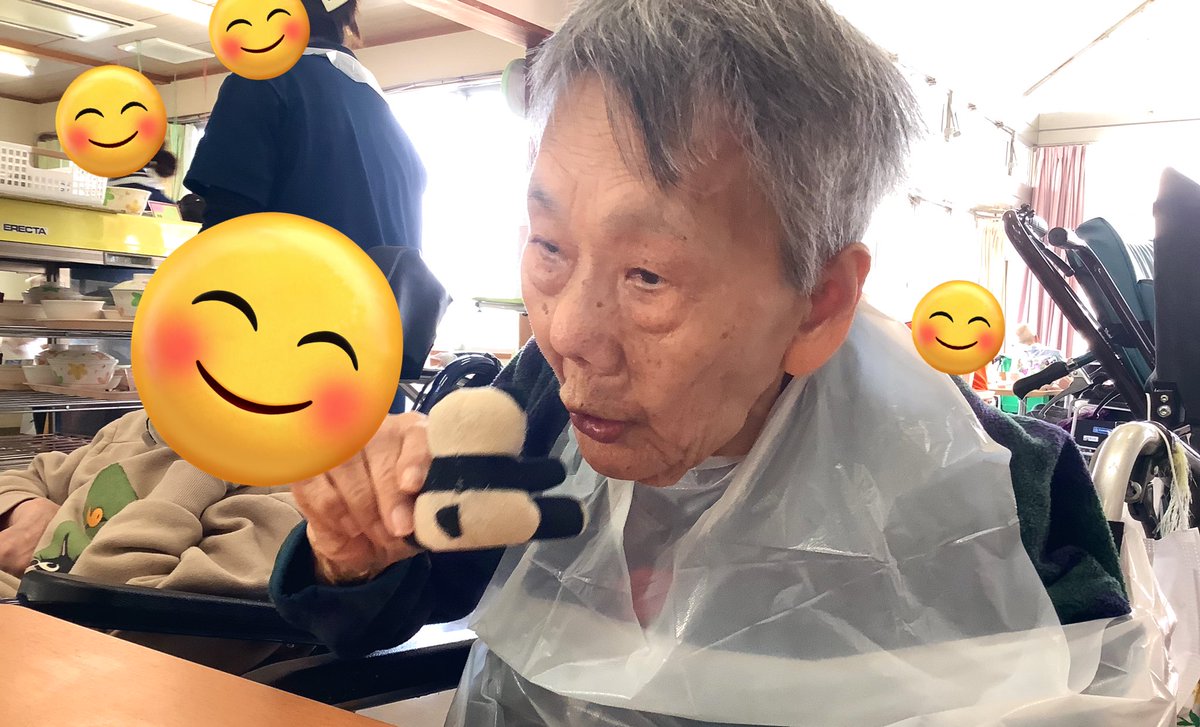suikeinosato's tweet photo. 本日ご家族様との面会にて頂いた物を早速召し上がられておられました😋🥄
ぬいぐるみはよく見える場所に置かせていただきます🐼💕

#多少棟 https://t.co/0yQGHhhCws