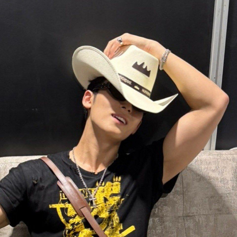 Vee_Story1004's tweet photo. -Ride the Cowboys, Not the Horse 🔞❗-
Gyuhancheol oneshoot
(mentioned mw) 

Mg yang lagi galau-galaunya ditinggal pacar kerja di Sg tiba-tiba dapat tawaran 3s0me dari abangnya sendiri.

By Vee https://t.co/ko6vlAZayj