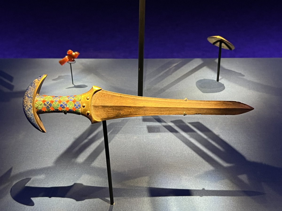 古代エジプト中王国時代の王女の墓で見つかった装身具や短剣。 どれも