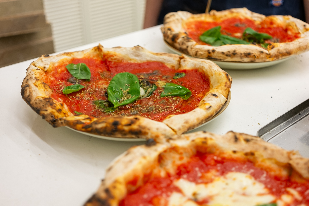 FakaloPizza's tweet photo. 【3rd Anniversary】

4月6日よりスタートした3周年記念イベント。
初日からたくさんの方にお越しいただき
ありがとうございます。

3名のアーティストによる作品が並ぶ空間で
焼きたてのピッツァを味わっていただく光景は
まさに最高のひとときです。

イベントは［5月5日(月)］まで開催中！ https://t.co/Qm7FbdZbyb