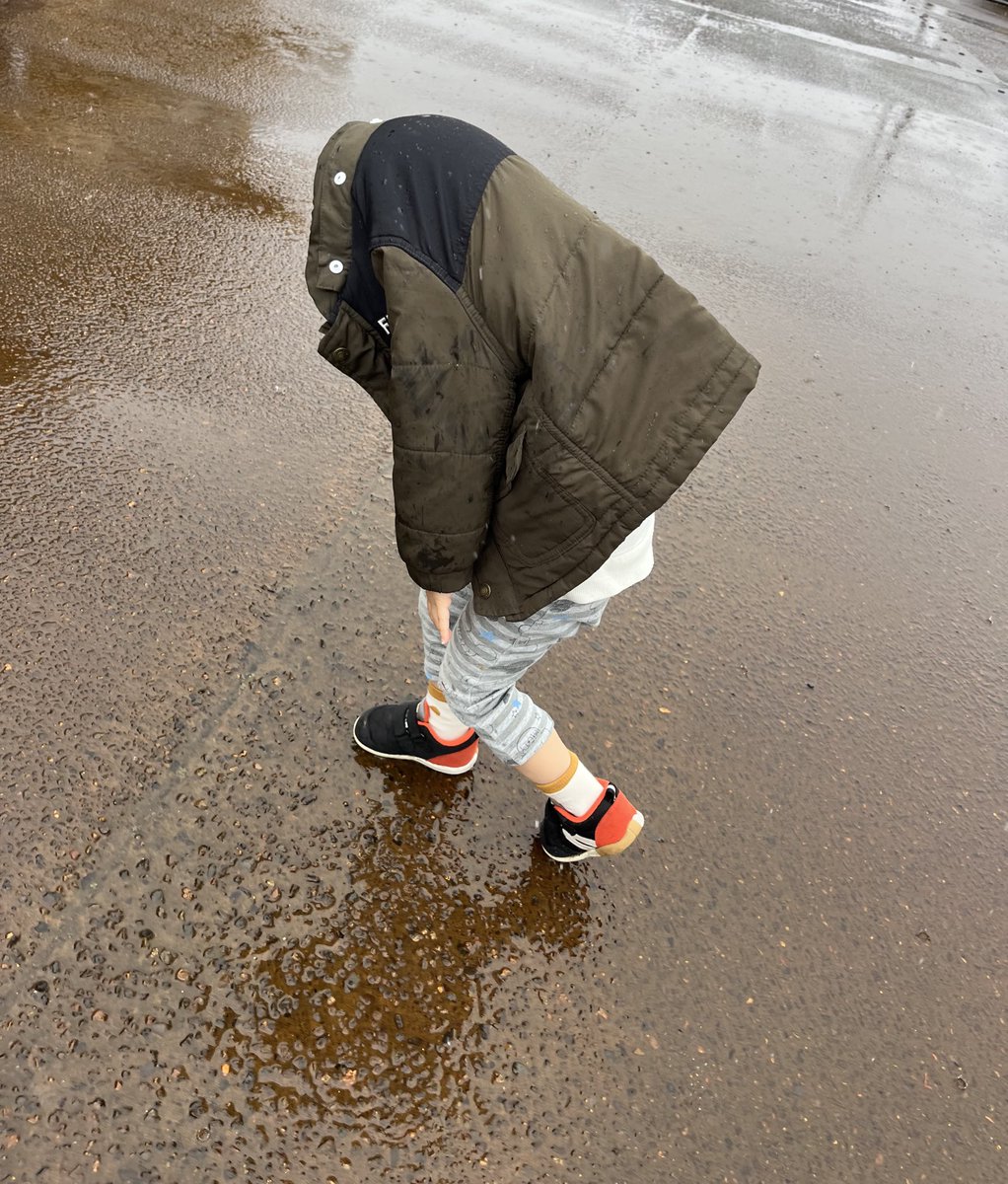 本日雨天。
保育園登園の3歳。