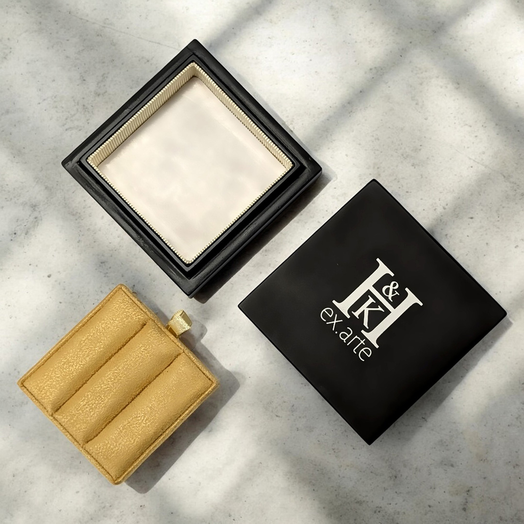 LandFortuneHK's tweet photo. Understated luxury for the modern gentleman.
This minimalist wooden cufflink box pairs clean design with quiet sophistication — the perfect finishing touch for refined men's accessories.

#MensLuxury #GentlemansEssentials #MinimalElegance #CufflinkBox #LuxuryPackaging https://t.co/SIlKodo1WP