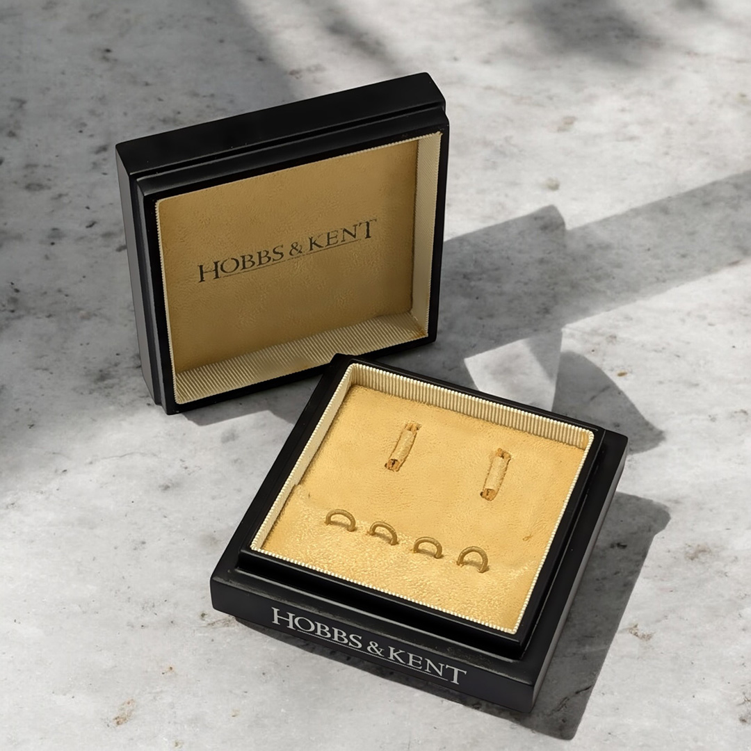 LandFortuneHK's tweet photo. Understated luxury for the modern gentleman.
This minimalist wooden cufflink box pairs clean design with quiet sophistication — the perfect finishing touch for refined men's accessories.

#MensLuxury #GentlemansEssentials #MinimalElegance #CufflinkBox #LuxuryPackaging https://t.co/SIlKodo1WP