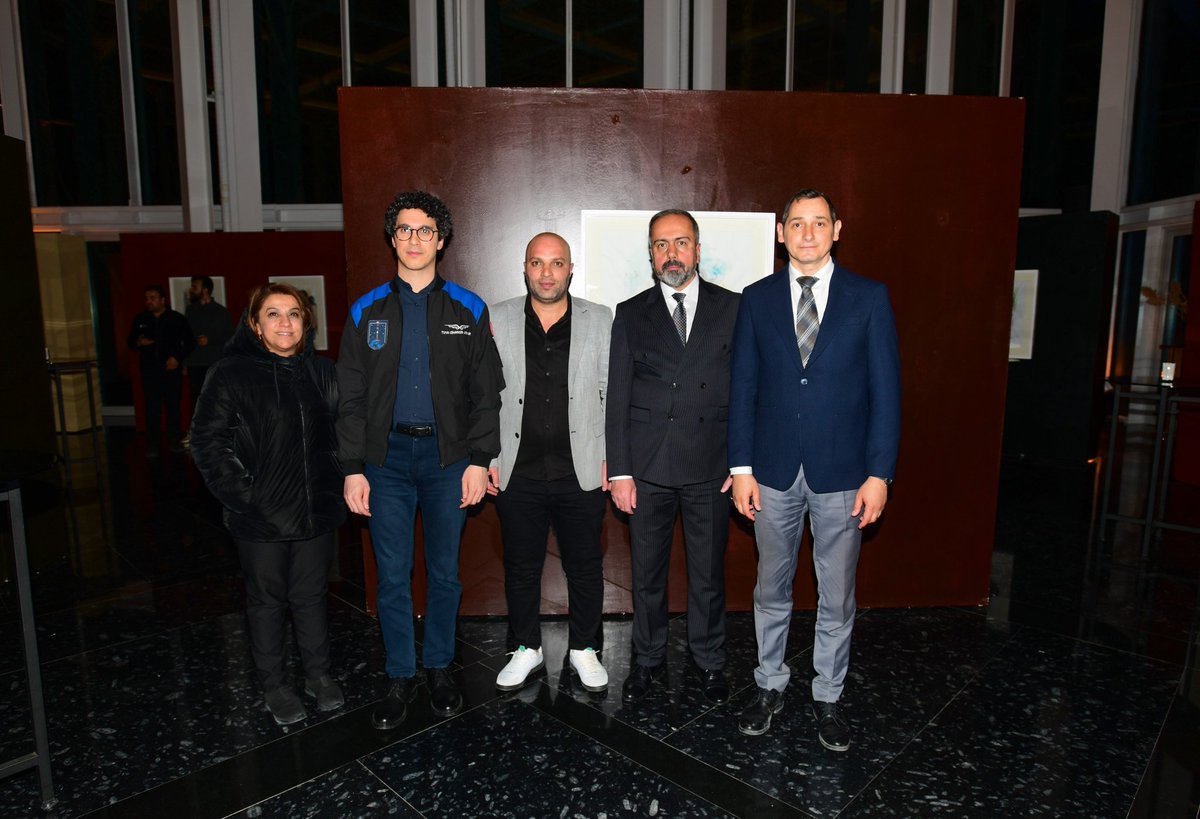 Van Yüzüncü Yıl Üniversitesi Rektörü Sayın Prof. Dr. <a href="/hsevli/">Hamdullah Şevli</a>, Basın İlan Kurumu Van Şube Müdürü Sayın Arda Aşkın, Türkiye’nin ikinci astronotu Sayın <a href="/AstroTuva/">Tuva Cihangir Atasever</a>, Milyoner X Medya Yazı İşleri Müdürü Sayın <a href="/EysanYetkin/">Eyşan Yetkin</a> ve <a href="/AlbertYetkin/">Yetkin Albert</a> katılımlarıyla anlamlı hatıra fotoğrafı...