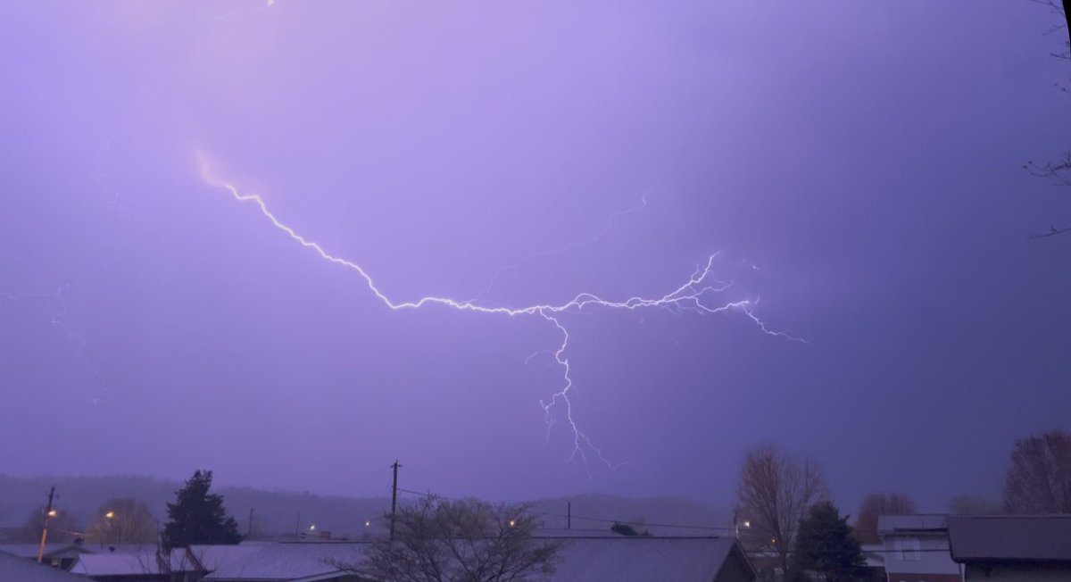 CamEleanorWV's tweet photo. The storm moved through town quickly and lit up the sky with some crazy lightning as it passed. #EleanorWV https://t.co/a7i1zoOjCP