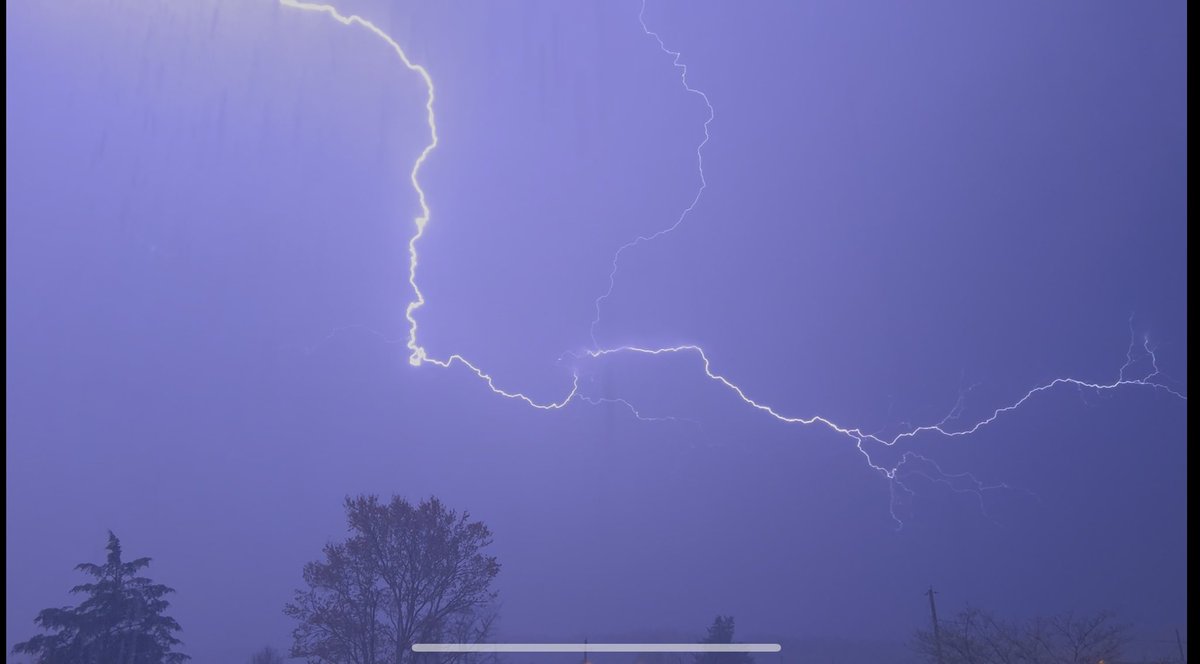 CamEleanorWV's tweet photo. The storm moved through town quickly and lit up the sky with some crazy lightning as it passed. #EleanorWV https://t.co/a7i1zoOjCP