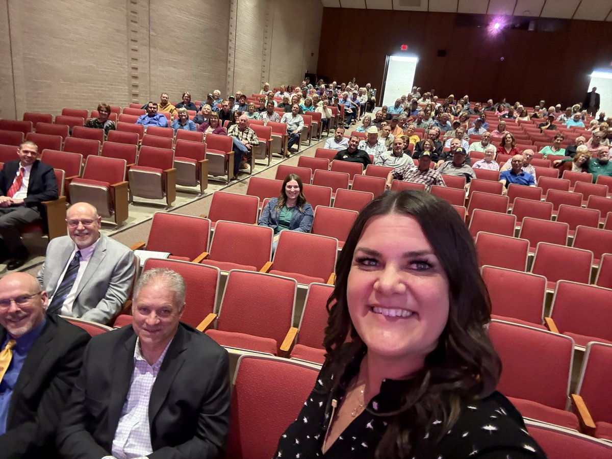 thefarmbabe's tweet photo. Oh hey, Kansas! The Kanza Co-Op brought me on as this evening’s entertainment. Bringing Kansas farmers together here in Kingman. Thank you for all you do! #felfie #agvocate #kanza #kansas https://t.co/TcQAbOgYA1