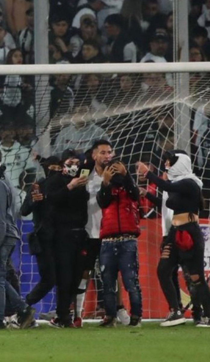 Caplevi1540's tweet photo. Tan preocupados estaban de los niños fallecidos fuera del Estadio que se metieron a la cancha sólo a tomarse "selfies" con los jugadores.

Valen corneta #VamosColoColo https://t.co/STZo3RRHAW