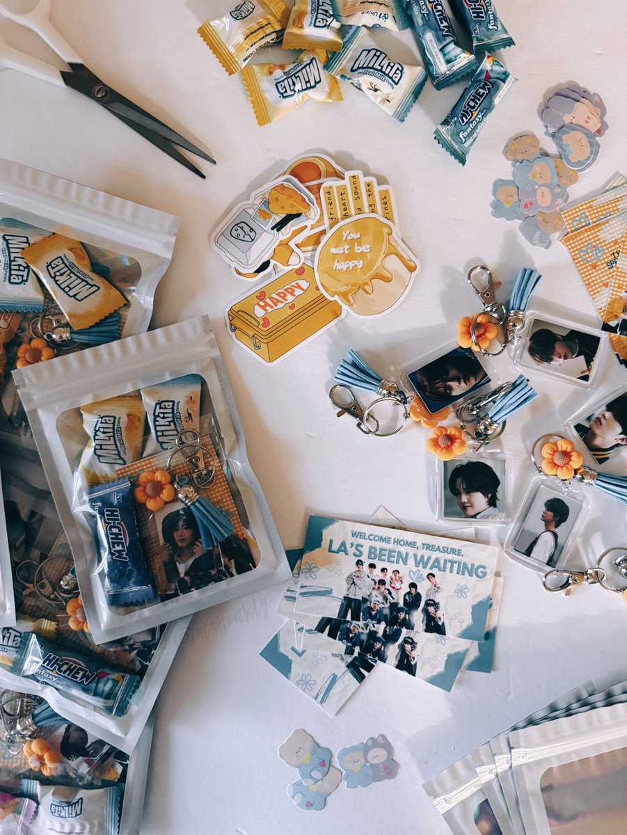 sofiuhhh's tweet photo. currently making freebies for treasure con 🥹 can’t wait to meet @treasuremembers and fellow LA teumes !!! #TREASURE_US_TOUR #TREASURE #FANCON_in_LA https://t.co/t3lni7fx1o
