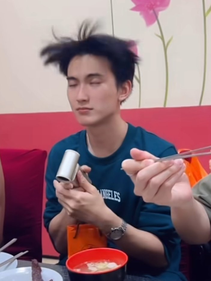 chalongratlover's tweet photo. 1. I'm hot lemme get some wind😾
2. Hmm so nice☺️
3. Oh you want some too?😄
4. Eh- ups🫢

♡#First_Chalongrat #รักแรกของเฟริสท์ 
#m1keangelo #mikefirst ♡ https://t.co/6mkqNWxjbf