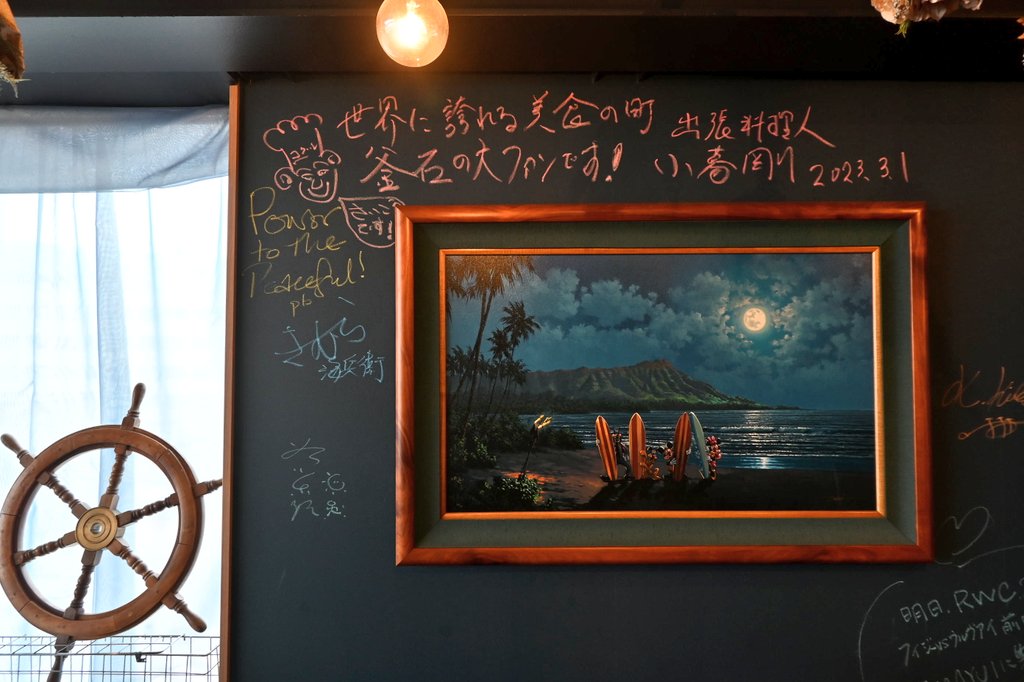 buramachiaruki's tweet photo. 魚河岸テラスのHAMAYUIさんでステーキを頂きました🥩
あいにくの天気でしたが海を望む席もあり見事なロケーションで素敵な雰囲気です✨
それにしても壁面にたくさんある有名人のサインが気になります😳
#HAMAYUI　#魚河岸テラス　#釜石市 https://t.co/9ZsKPwOvZv