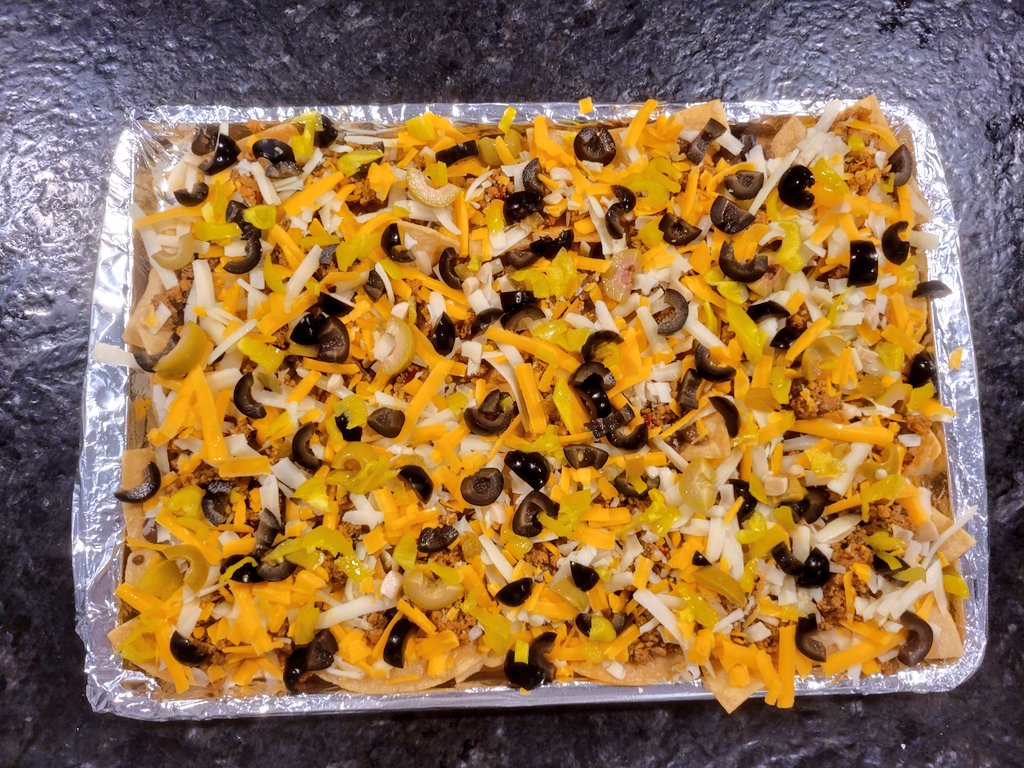 Truebrewcoug's tweet photo. Home fried tortilla chips, black bean puree, seasoned ground turkey, Cheddar & Monterey Jack, green & black olives, pepperoncini.
#NachoNight #DinnersByDevin https://t.co/iIH9PuutwZ