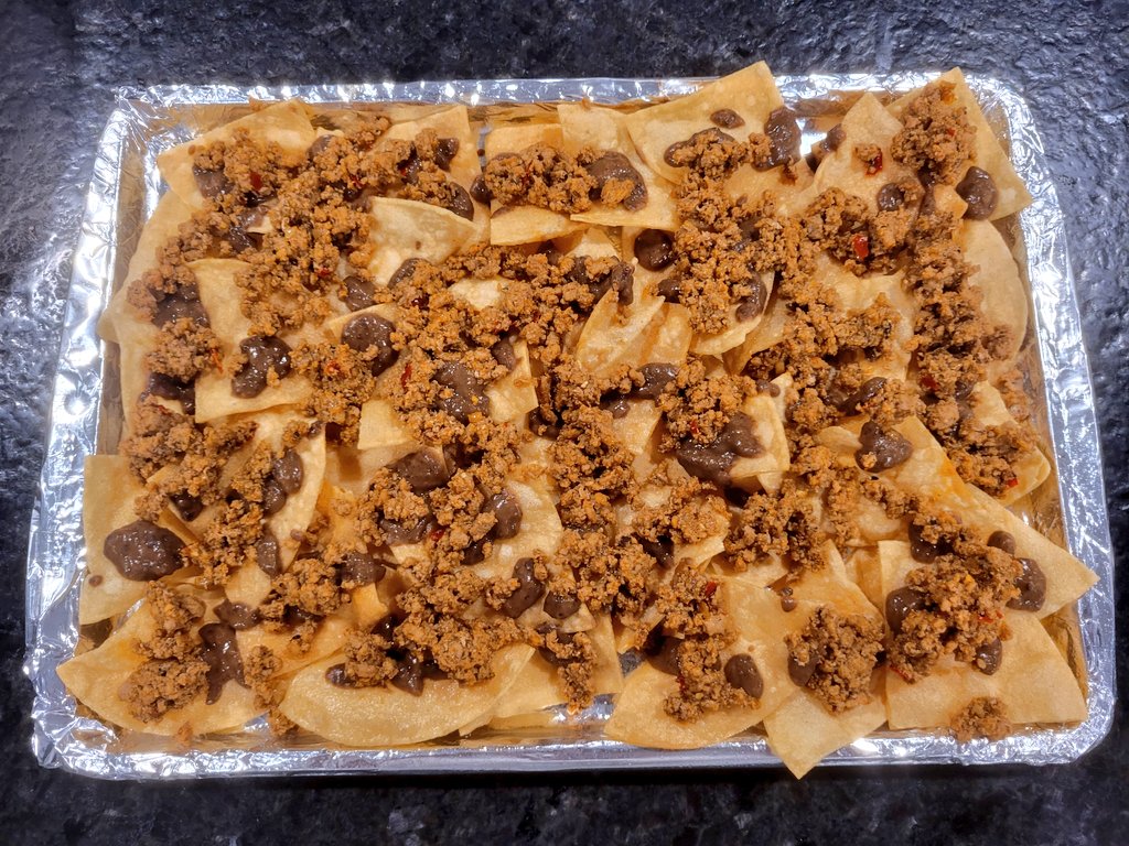 Truebrewcoug's tweet photo. Home fried tortilla chips, black bean puree, seasoned ground turkey, Cheddar & Monterey Jack, green & black olives, pepperoncini.
#NachoNight #DinnersByDevin https://t.co/iIH9PuutwZ