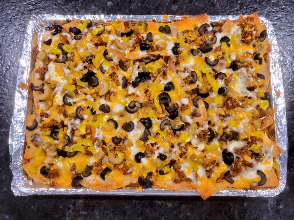Truebrewcoug's tweet photo. Home fried tortilla chips, black bean puree, seasoned ground turkey, Cheddar & Monterey Jack, green & black olives, pepperoncini.
#NachoNight #DinnersByDevin https://t.co/iIH9PuutwZ