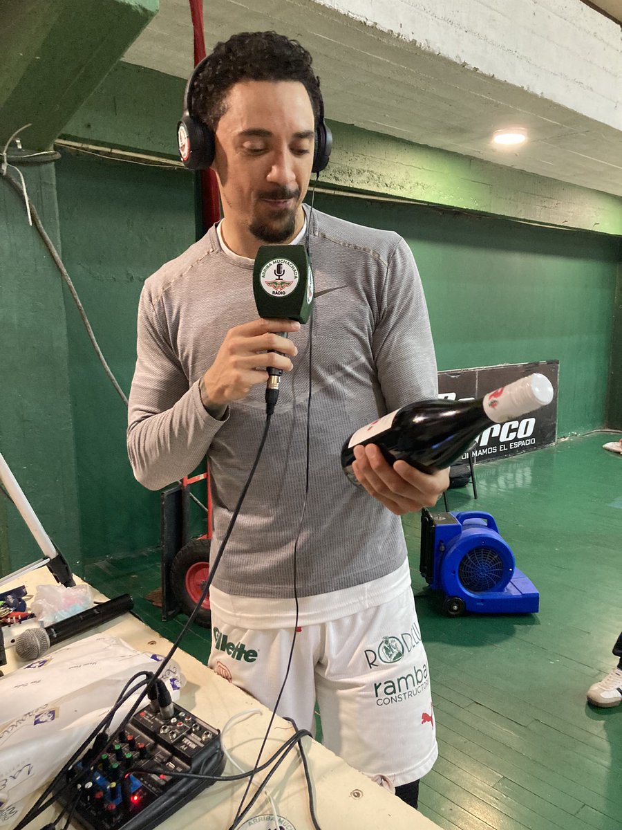 Donald Sims 👑se llevó el vino de Arriba Muchachada Radio (para una ocasión especial 😉).