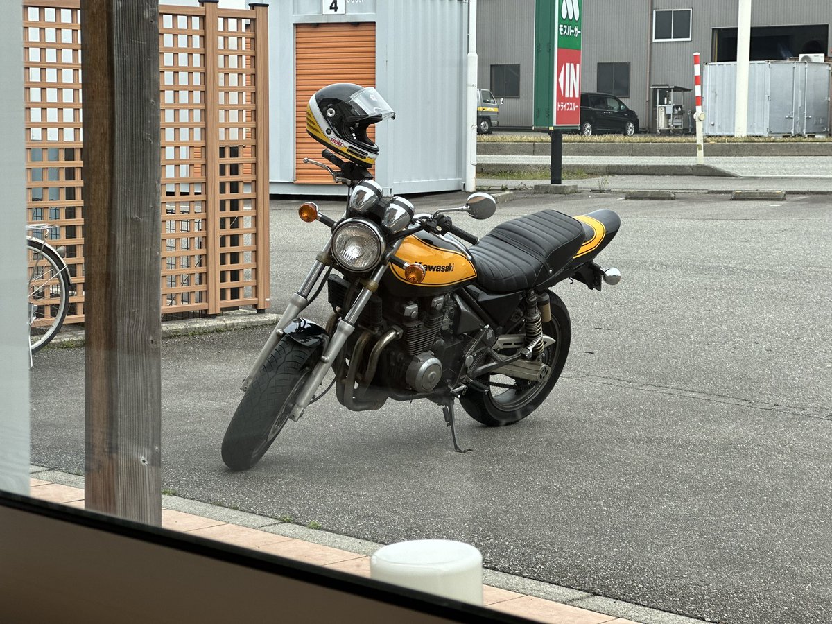Dragonninja0614's tweet photo. 今日のお昼✌️
ちゃんと晴れて欲しいなぁ🌞
#ニンジャ400 #ゼファーχ #夫婦ライダー　#お昼　#モスバーガー　#バイク好きと繋がりたい  #バイク乗りと繋がりたい https://t.co/OHxDOPjeKl