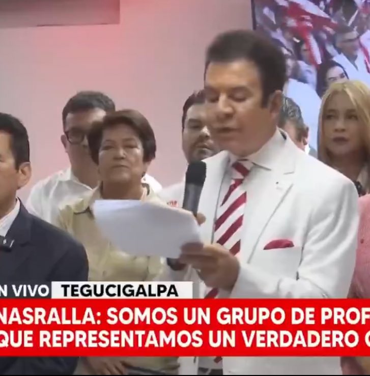 Ahora lo obligan a leer para que no vaya a decir ninguna salvajada 😂😂😂.