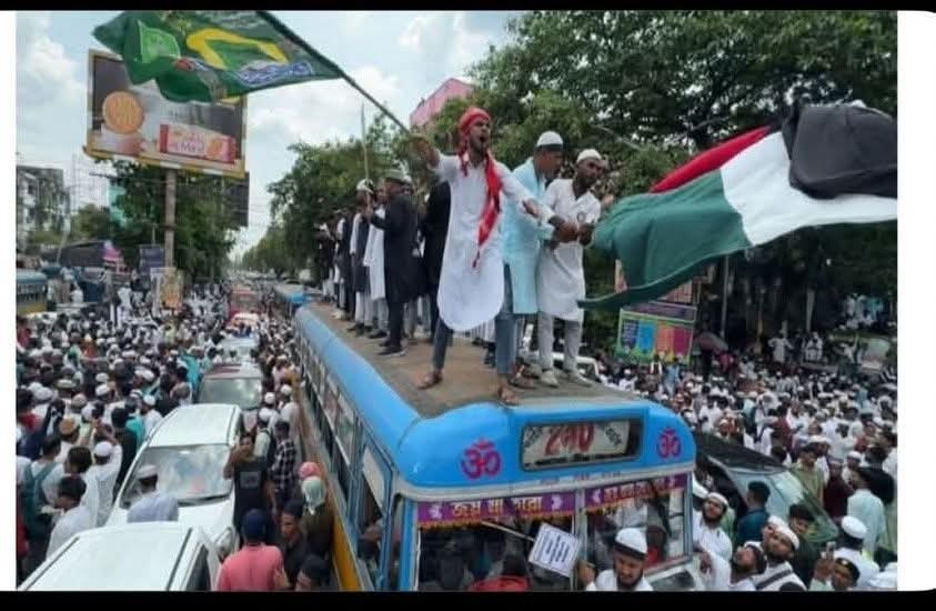 mpaul0955's tweet photo. কলকাতা শহরকে "লন্ডন" বানাতে চেয়েছিলেন। কিন্তু সেটা অনেকটা ব্যয়সাপেক্ষ। তাই সস্তায় "ঢাকা" বানিয়ে ফেললেন। খুব সস্তা পড়লো ব্যাপারটা।
#shame https://t.co/SlwGVu0kmE