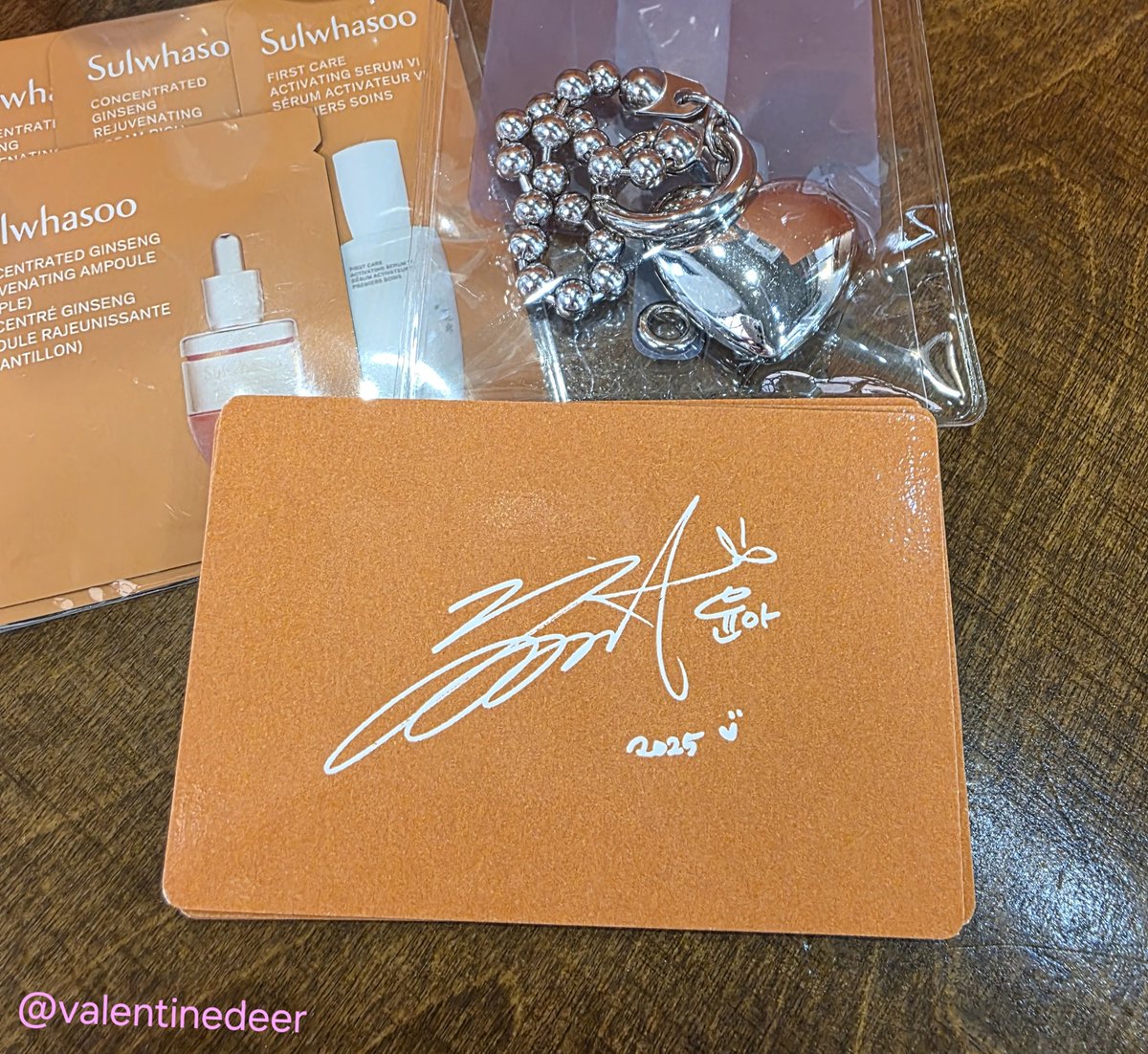 포카 단단한 종이재질이고 넘나 예뻐요😍
샘플도 나름 혜자하니 시간되시는 분들은 잠실로 GOGOGO!!!
#윤아 #설화수팝업