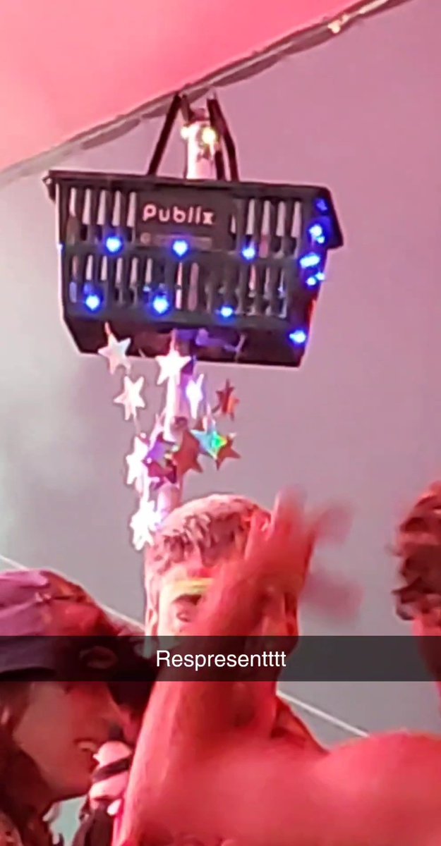 toni_centaur's tweet photo. @okeechobeefest when Florida REPRESENTS  @Publix 🤣 https://t.co/b1u8RfI92G