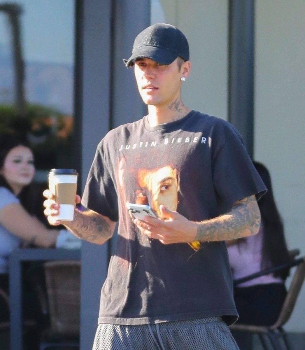 biebsoul's tweet photo. nunca voy a superar a justin bieber con la camisa de believe, estoy obsesionada https://t.co/1iVlMvctGw