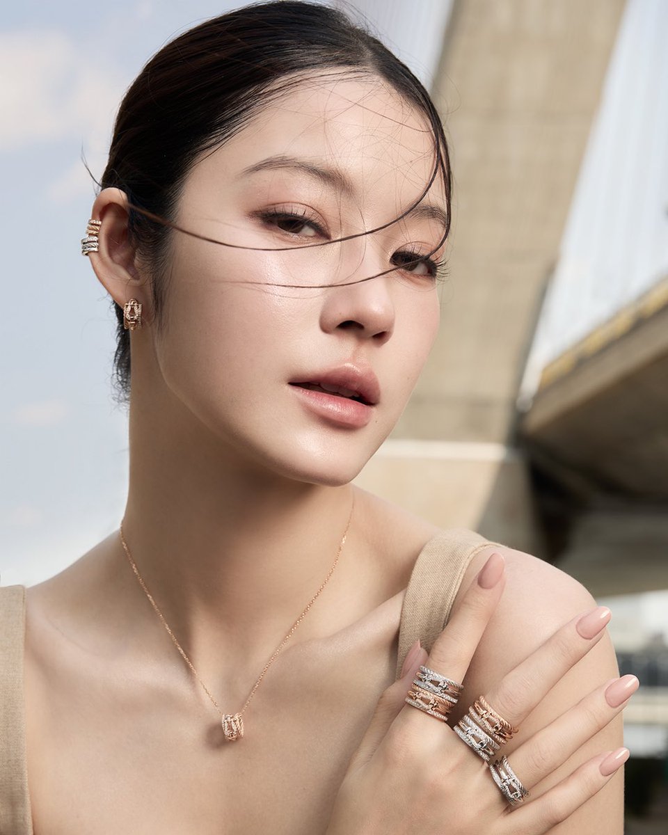 VogueThailand's tweet photo. #VogueBijoux FRED ถ่ายทอดความสง่างามของเครื่องประดับ “Force 10 Rise” ร่วมกับเซเลบริตี้ไทยชื่อดัง

'น้ำตาล-ทิพนารี' Friend of the Brand คนล่าสุดของเมซง และ มิว-ศุภศิษฏ์ Friend of the Brand ของเมซง ถ่ายทอดความงดงามของจิวเวลรีคอลเล็กชั่น “Force 10 Rise” รุ่นใหม่ล่าสุดของ @FREDjewelry พร้อมแขกคนพิเศษของเมซง ต้าเหนิง-กัญญาวีร์, แอน-ทองประสม และ เอมี่-ทสร มาร่วมถ่ายทอดความงดงามและความแข็งแกร่งของ #Force10Rise เครื่องประดับที่โดดเด่นด้วยดีไซน์ใหม่ แต่ยังคงรักษาโครงสร้างอันเป็นสัญลักษณ์ของคอลเล็กชั่นไอคอนิก ‘Force 10’ สะท้อนถึงความมั่นใจและความสง่างาม
#FREDJewelry #FREDParis

Photo: Courtesy of FRED
Reported by Amanda A.