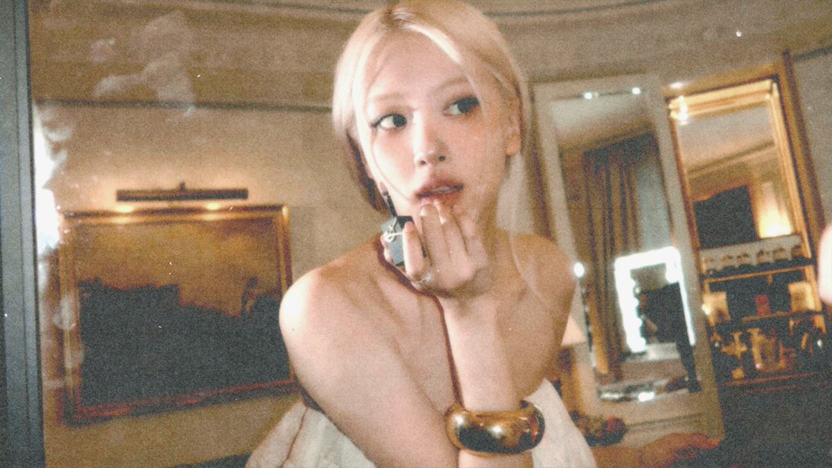 0211rxsy's tweet photo. princess rosé ☆ https://t.co/a1jzh2mbKM