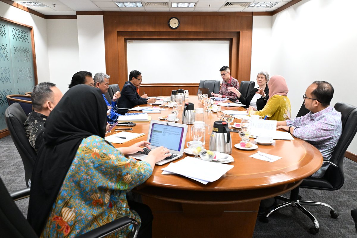 The Ministry of Foreign Affairs held a meeting with Chair of the Extractive Industries Transparency Initiative (EITI), H.E. Helen Clark, on 10 April 2025 at Wisma Putra to exchange views on the works of EITI. (1/3)
