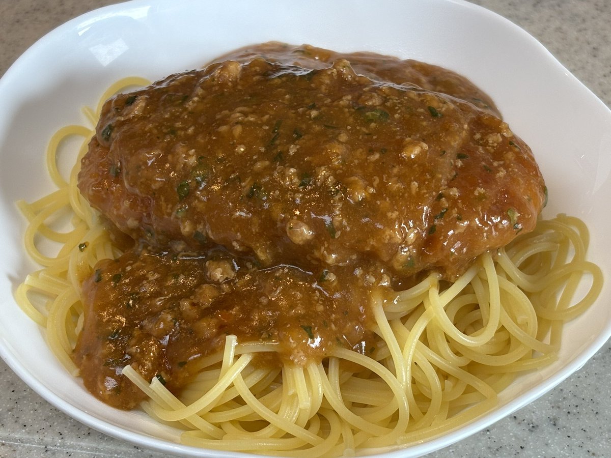 nikuma290's tweet photo. 家族が外出していて、家で一人の時。
周りを気にする必要がない時にありあわせで雑に美味い料理を作る時あるよね。

これは麻婆カツとじスパゲティ。 https://t.co/2u3Fp3efhl
