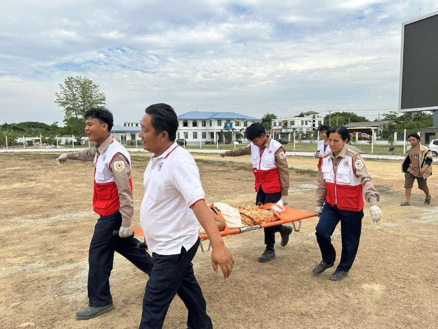 MyanmarRedCross's tweet photo. 🚑 Every day, Red Cross volunteers from #NayPyiTaw are lending a helping hand at the temporary hospital in Paung Laung, #Pyinmana Township, supporting care for those affected by the #earthquake. https://t.co/N5ogHQ7A6E