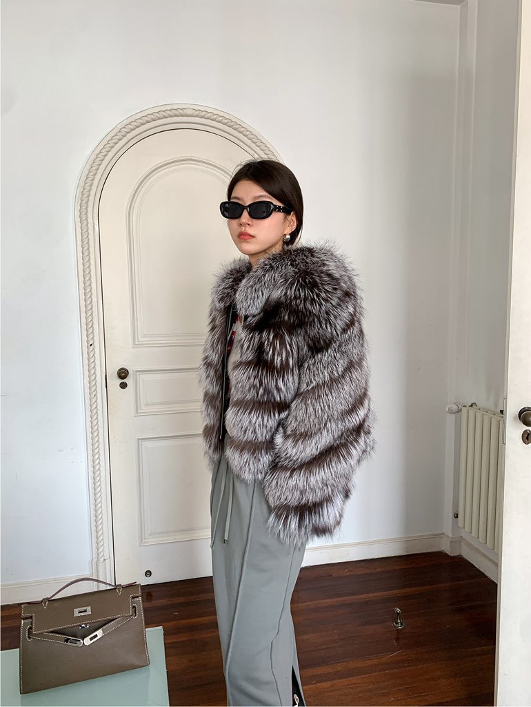 jiunuofur_Wu's tweet photo. Luxury Sliver Fur Coat: Fluffy and Soft, Senior and Fashion💖
#realfoxfur #womenfashion #winterstyle #ootdfashion #luxurylifestyle #bloggerfashion #fashiontrendy #popular #supermodel #starstyle #sliverfox #womencoat #dailywear https://t.co/vtG8F3GpOo
