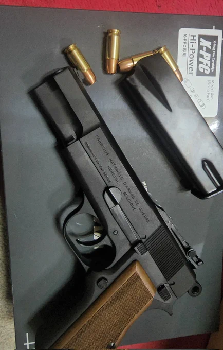 銃買ったらその銃の絵を描くって決めてたけど、サボりすぎてて死ぬほど溜まってる。また描きたいけど作画コストが。 