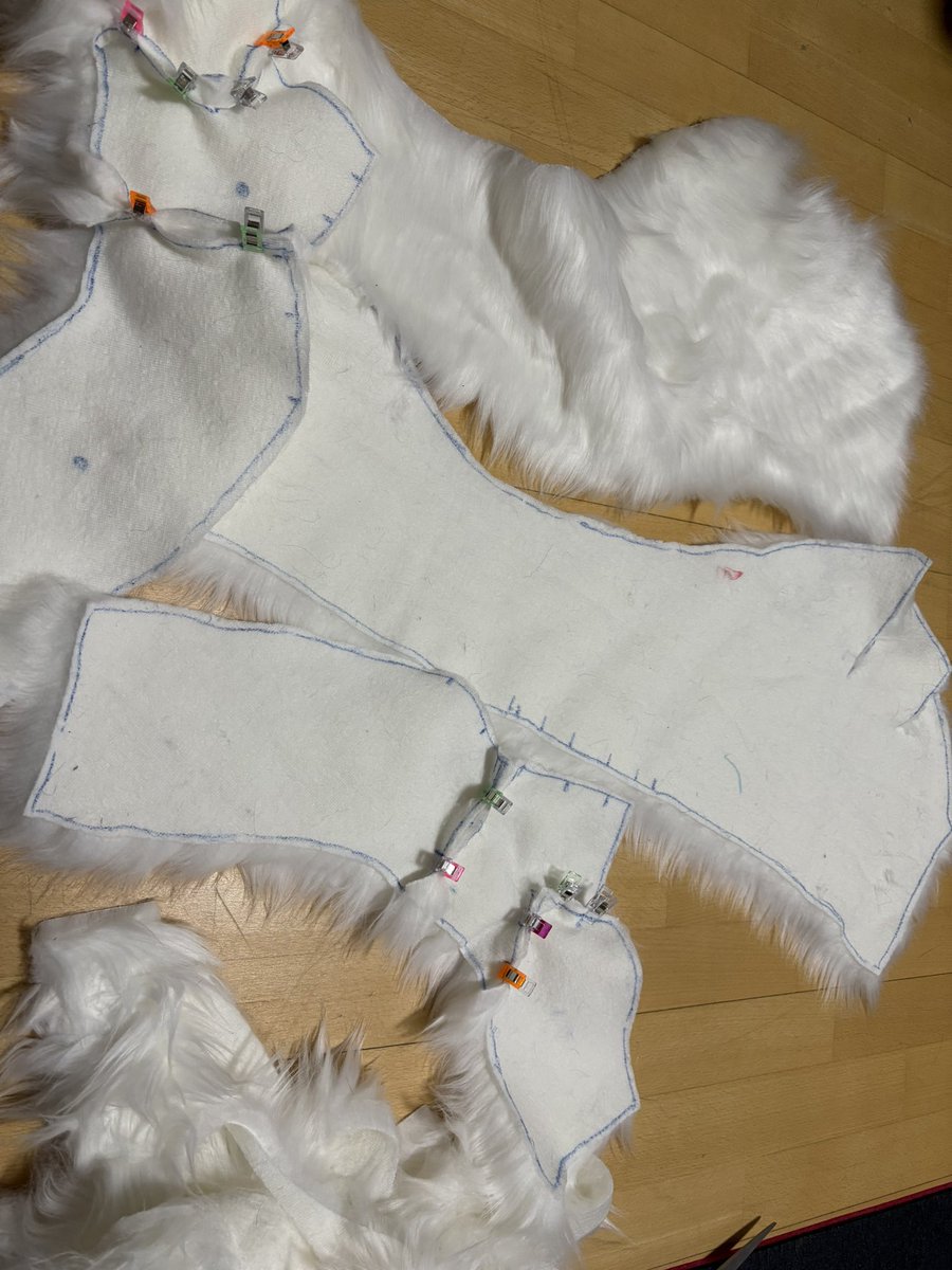 Still working on Omega's bodysuit, slowly but surely the pieces are coming together 😋

❤️🖤🤍