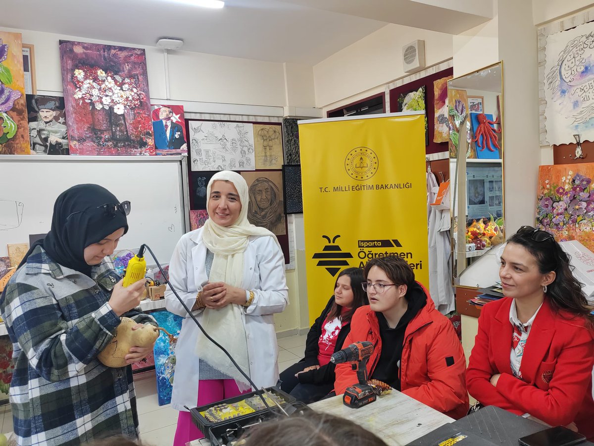 IspartaTEAL's tweet photo. Isparta Milli Eğitim Müdürlüğü tarafından düzenlenenEğitim Akademileri kapsamında okulumuz Görsel Sanatlar Öğretmeni Hamide Yoleri Sarıbaş Su Kabağı Oymacılığı hakkında katılım gösteren öğretmenlerimize  eğitim vermiştir.
@ispartamem https://t.co/Vk0tpH1QE4
