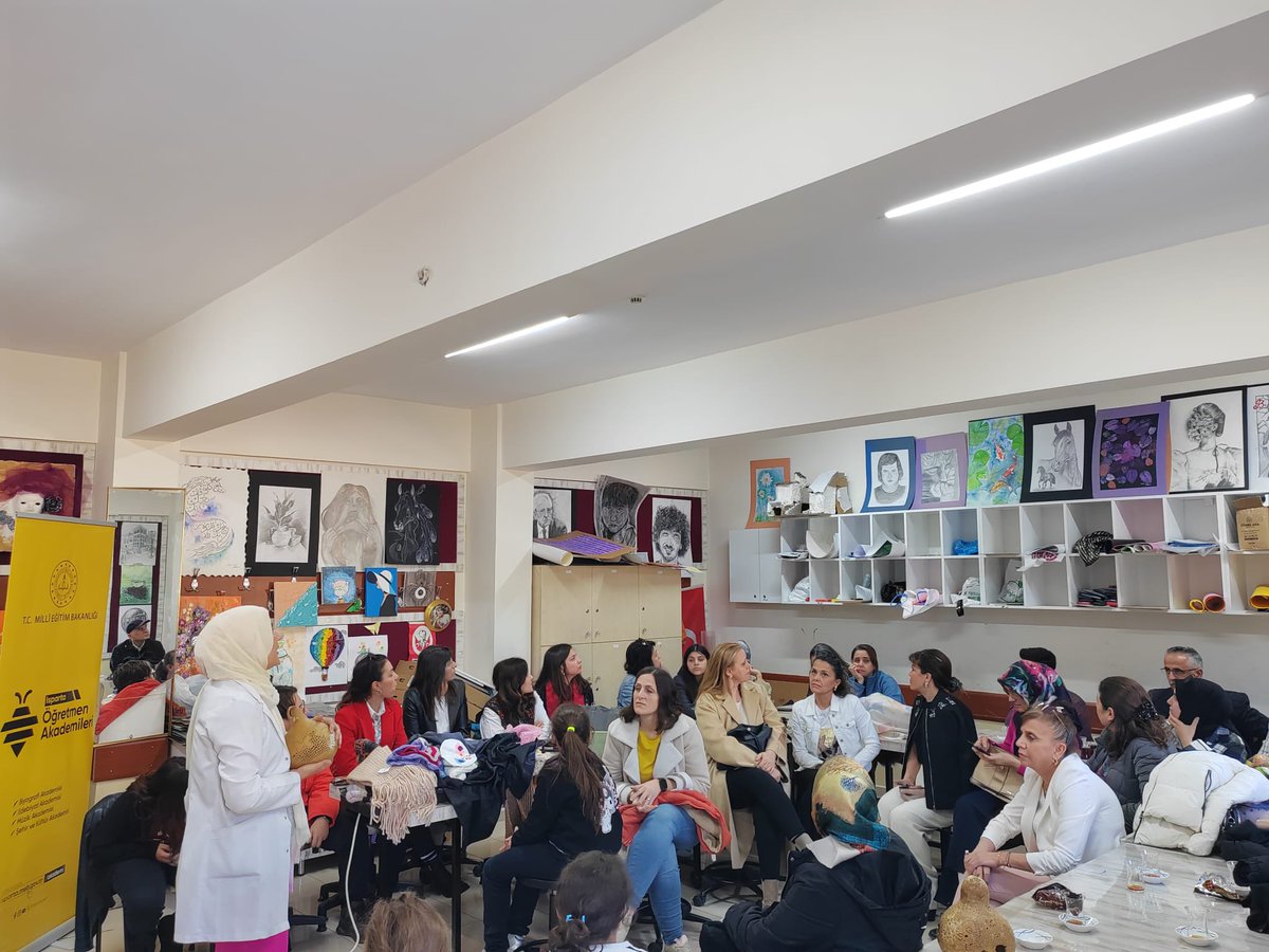 IspartaTEAL's tweet photo. Isparta Milli Eğitim Müdürlüğü tarafından düzenlenenEğitim Akademileri kapsamında okulumuz Görsel Sanatlar Öğretmeni Hamide Yoleri Sarıbaş Su Kabağı Oymacılığı hakkında katılım gösteren öğretmenlerimize  eğitim vermiştir.
@ispartamem https://t.co/Vk0tpH1QE4