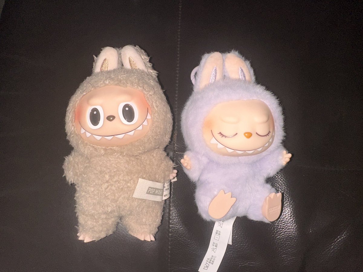 ivenasan's tweet photo. WTS / want to sell labubu v1 ( toffee - 130k ) and v2 ( zizi - 180k ) uda gada box yah 22nya, tapi aku baru pake sekali utk toffee nya and zizi masih unused, dm buat detail condi nya yahh :) https://t.co/jDWFUQHXTs