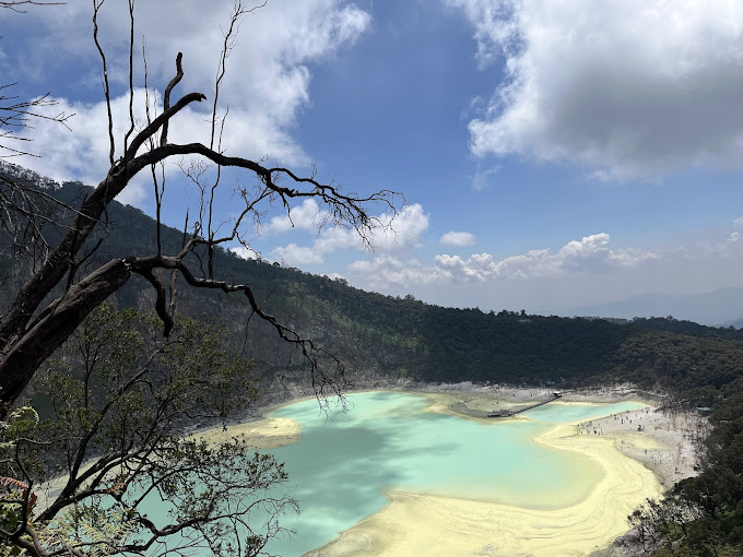 MSHIDIQ TANYADEMIT (@tanyademit) on Twitter photo Apakah kamu tahu tentang kawah putih?
Tapi kamu tahu ga? ada satu tempat disana yang di keramatkan, dan tak jarang orang sampai tersesat dan mendapat sesuatu yang ganjil apabila masuk ke tempat itu.
-THREAD-
Izin Tag bantu RT/QRT, Reply Terima kasih
<a href="/IDN_Horor/">Horor Indonesia</a>
<a href="/FaktaSejarah/">Fakta Sejarah</a> Apakah kamu tahu tentang kawah putih?
Tapi kamu tahu ga? ada satu tempat disana yang di keramatkan, dan tak jarang orang sampai tersesat dan mendapat sesuatu yang ganjil apabila masuk ke tempat itu.
-THREAD-
Izin Tag bantu RT/QRT, Reply Terima kasih
<a href="/IDN_Horor/">Horor Indonesia</a>
<a href="/FaktaSejarah/">Fakta Sejarah</a>