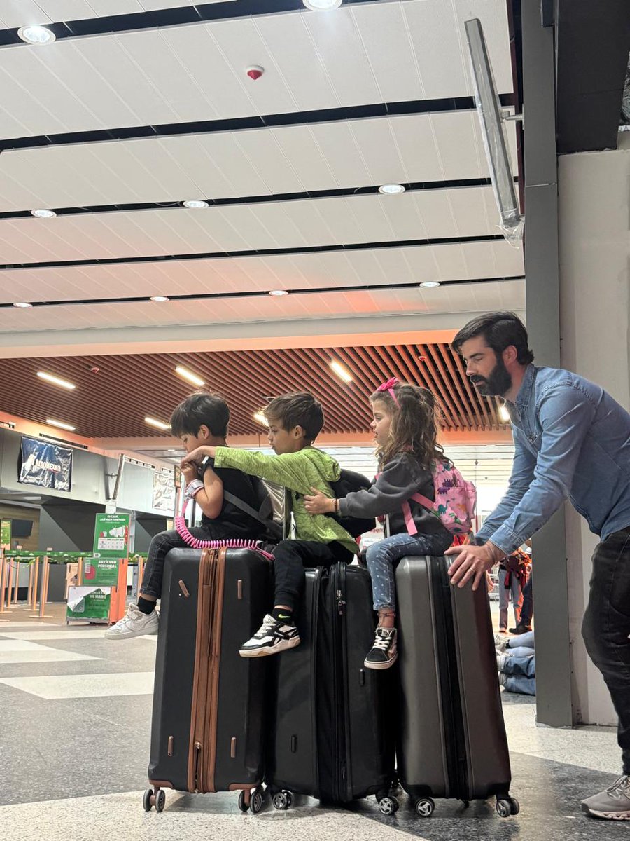 GonzaloSanArt's tweet photo. Ten tres hijos, firma los vuelos a la tarjeta, paga el mínimo.
Sé un hombre. https://t.co/I4DShD9LNR