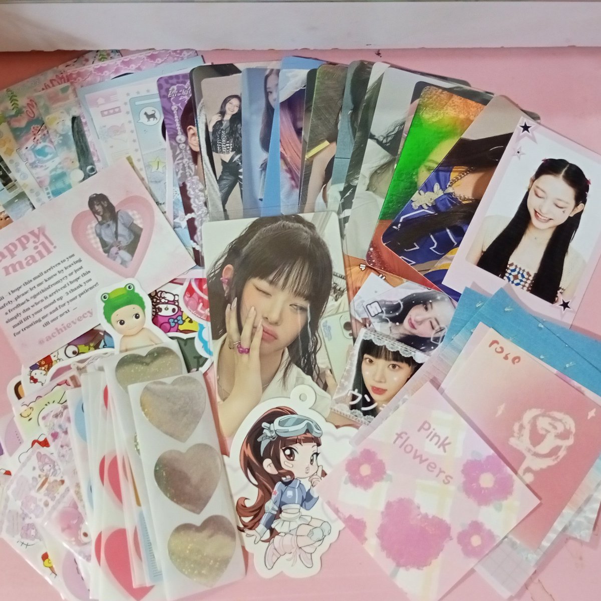 fuzzychae's tweet photo. 🍓 - Love mail from @cyprios_
~ hi ate cyyy ! My pcs are here na po >< the amount of freebies is literally insane (may off photocard pa TvT) i hope yk how much i appreciate it. tysm ^^ 

#gotthisfromcy | #kaoribuys https://t.co/2Oo9jVZ1hC