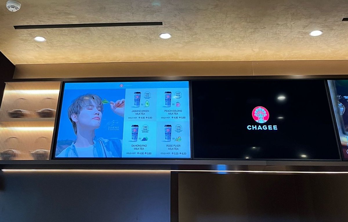 diaryyle's tweet photo. PAHAM gak... paham gak rasanya setelah nunggu lama akhirnya bias kita punya solo brand deals untuk pertama kalinya... paham gak rasanya ngeliat foto dia ada di store brand itu... 😭🥹 
PAHAM BANGET RASA SENENGNYA 🥹 https://t.co/bvQHhuXAai