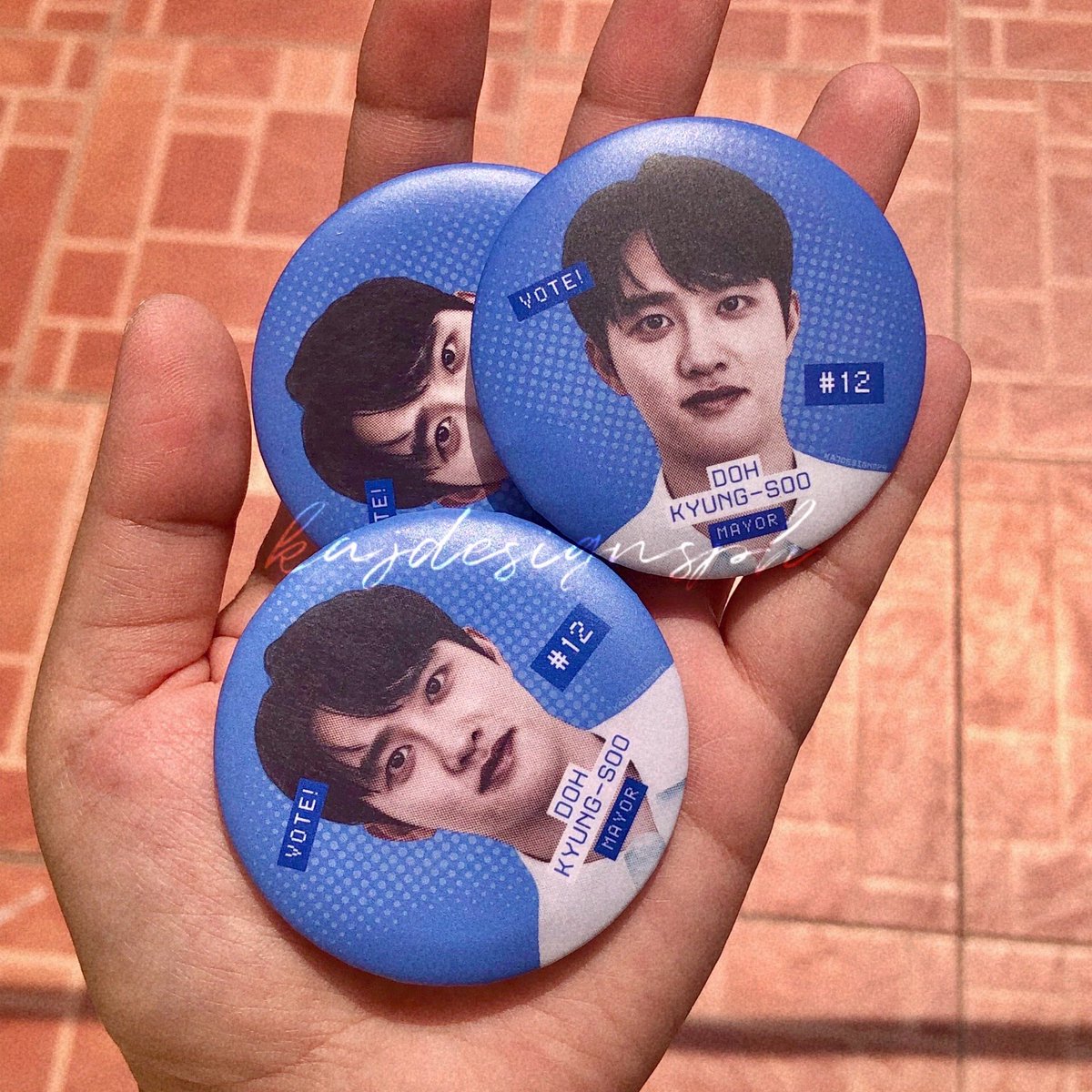 kajdesignsph's tweet photo. ‼️ New merch ‼️ 

Dahil election season at pumapatok ang ating butihing mayor at nag announce ng Asia Tour si DKS, vote wisely! 😂🫰🏻

Will give out freebies sa con pero sticker version. These button pins will be available at our partner stores soon! 🤭

#kyungsoo #dohkyungsoo https://t.co/QTiHnRahTT