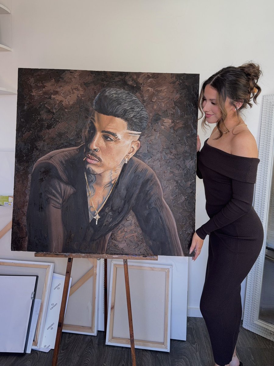 artsy_v's tweet photo. La artista y su arte🤎 #cosanuestra https://t.co/kbT4A6ls0p