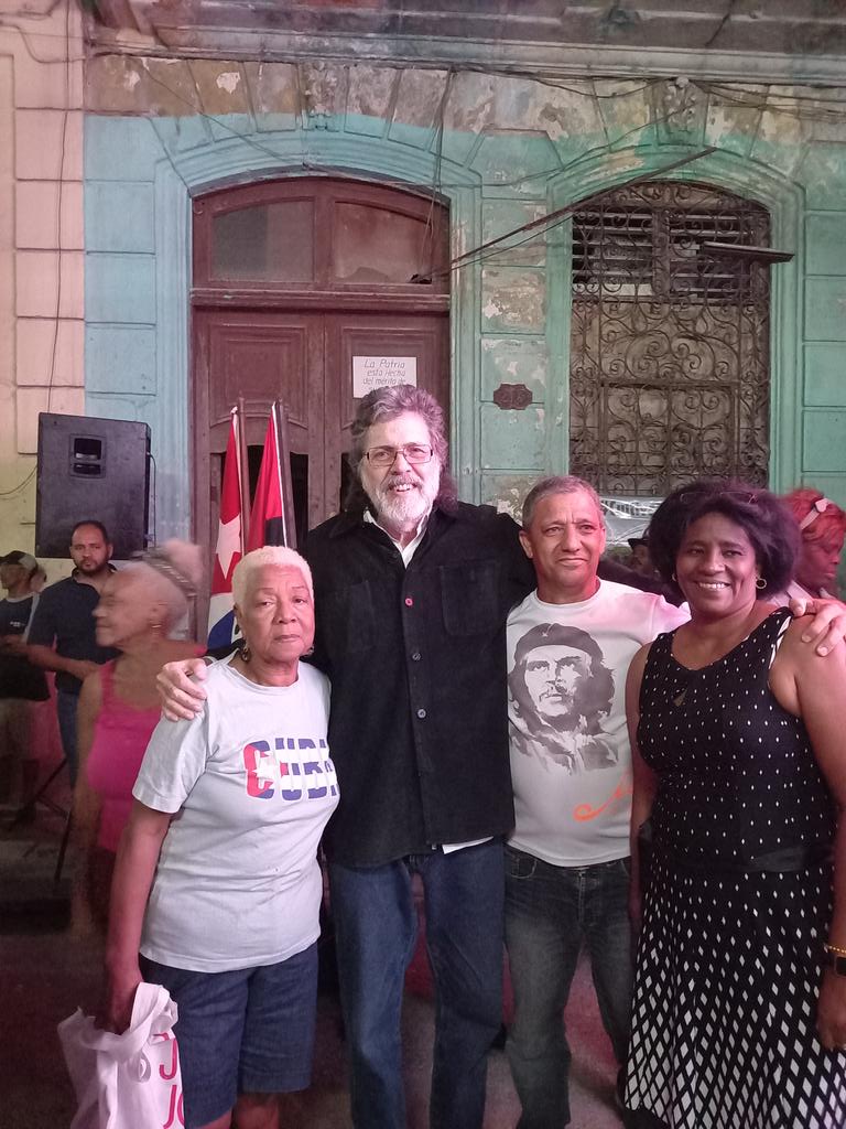 Con Yoel, Coordinador de los CDR en Pinar del Río, y dos pinareñas que viven en Colón y participaron muy activamente en el barrio-debate. 
#PinardelRío 
#CubaVencerá